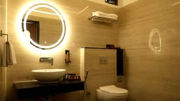 Regadera, amenidades de baño gratuitas, toallas, jabón