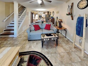 Condo (2 Bedrooms) | Kemudahan hartanah