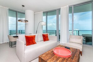 Smart TV - Lyfe Resort 1 Br /1 Bath Steps from Beach & Beautiful OceanViews up to 4 guests (Hollywood)