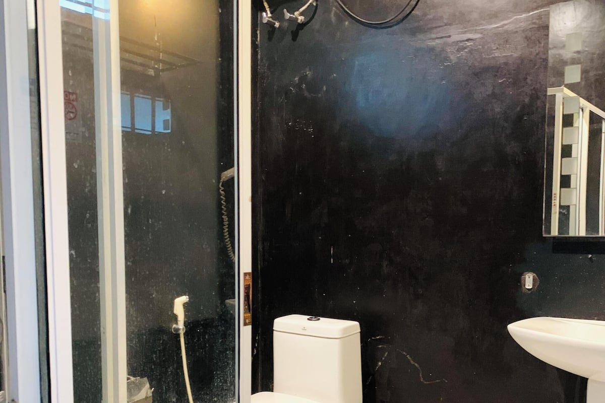 Comfort Triple Room | Bathroom | Shower, free toiletries, hair dryer, towels