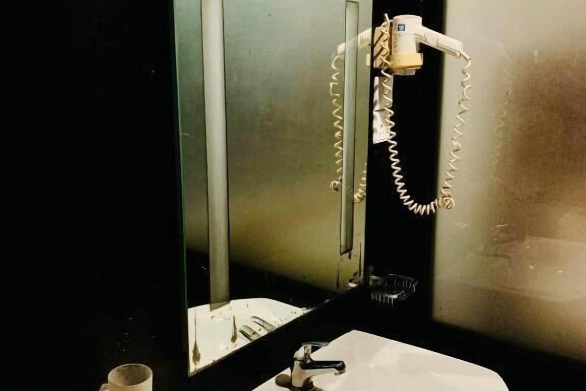 Phòng 3 dành cho gia đình, ban công, quang cảnh vườn | Phòng tắm | Buồng tắm vòi sen, đồ dùng nhà tắm miễn phí, máy sấy tóc, khăn tắm