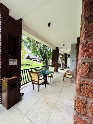 Comfort Triple Room, Balcony, Garden View | Tempat makan luar