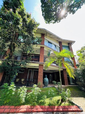 Front of property - Airport Heritage (andiambalama)