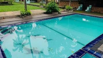 Familien-Dreibettzimmer, Balkon, Gartenblick | Pool