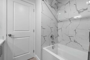 Dusche, Haartrockner, Handtücher, Shampoo