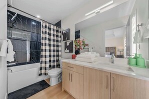 Shower, hair dryer, towels, shampoo - Stylish 3BR Townhouse Near U of A (Edmonton)