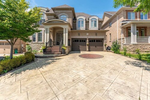 Spacious 7BR Home w/Private Yard, BBQ & Fast WiFi!