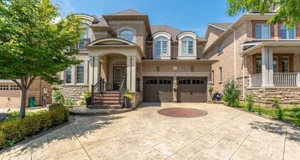 Spacious 7BR Home w/Private Yard, BBQ & Fast WiFi!