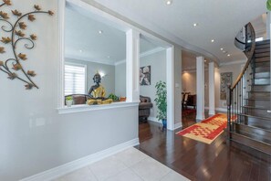 Interior - Spacious 4BR Home with Private Yard & Fast WiFi (Brampton)