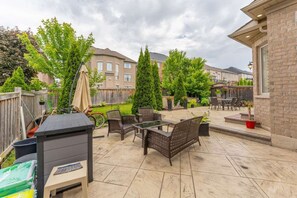 Outdoor dining - Spacious 4BR Home with Private Yard & Fast WiFi (Brampton)