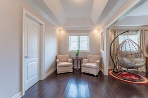 Interior - Spacious 4BR Home with Private Yard & Fast WiFi (Brampton)
