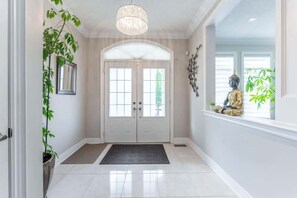 Interior - Spacious 4BR Home with Private Yard & Fast WiFi (Brampton)