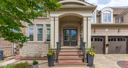 Spacious 4BR Home with Private Yard & Fast WiFi