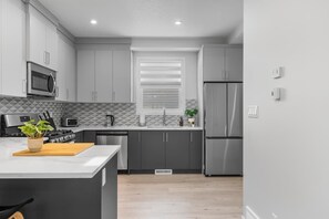 Køleskab, mikrobølgeovn, ovn, kogeplade