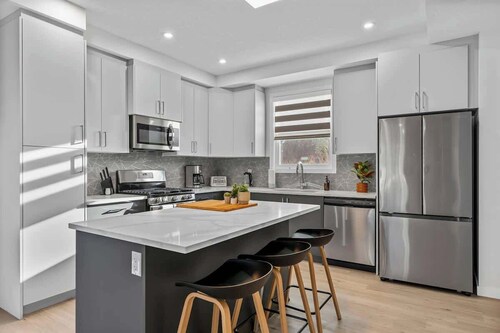 Modern End 3BR Townhouse Near U of A & Whyte Ave