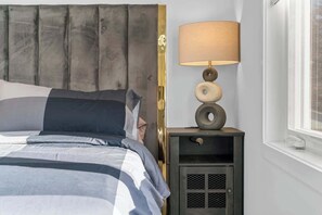 3 bedrooms, iron/ironing board, WiFi, bed sheets - Modern End 3BR Townhouse Near U of A & Whyte Ave (Edmonton)