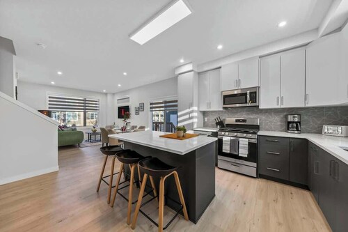 Modern End 3BR Townhouse Near U of A & Whyte Ave