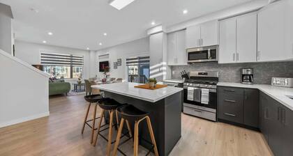 Modern End 3BR Townhouse Near U of A & Whyte Ave
