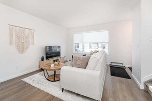 Una televisión, una oficina