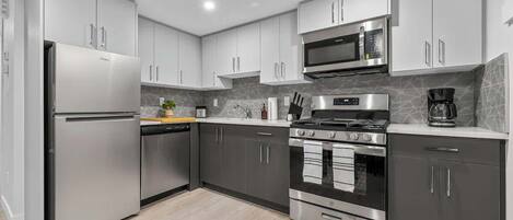 Réfrigérateur, micro-ondes, four, plaque de cuisson