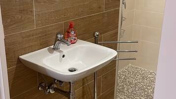 Doccia, asciugacapelli, bidet, asciugamani