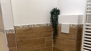 Ein Badezimmer mit Toilette, Bidet und Waschbecken.