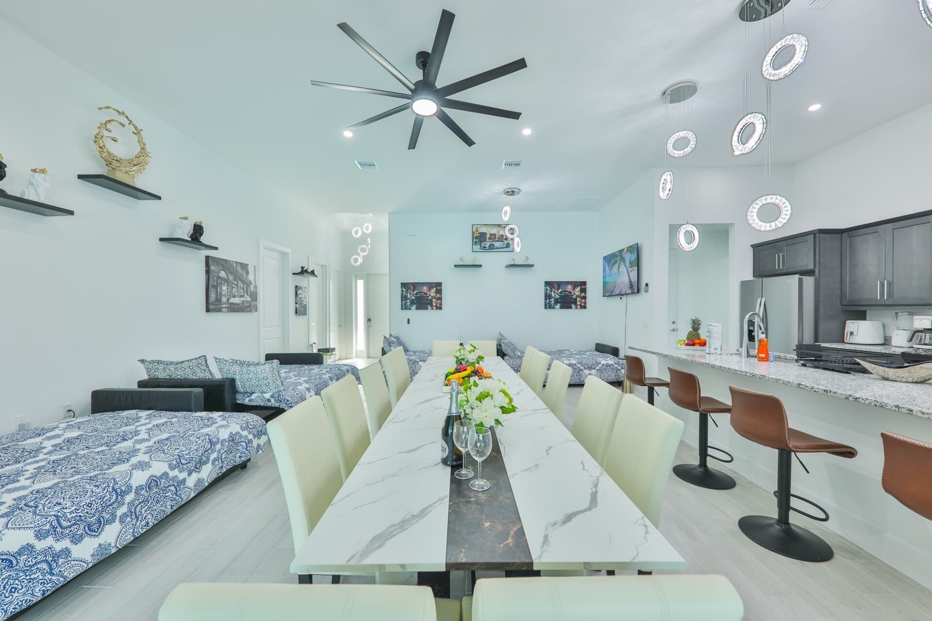 5 slaapkamers, een bureau, een strijkplank/strijkijzer, reisbedje