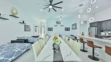 5 slaapkamers, een bureau, een strijkplank/strijkijzer, reisbedje