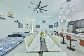 5 slaapkamers, een bureau, een strijkplank/strijkijzer, reisbedje