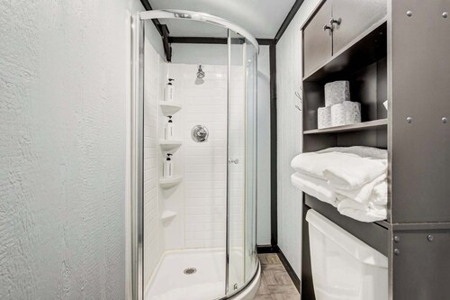 Cozy 1BR Retreat, Sleeps 4, Near I-70 & DEN
