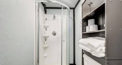 Cozy 1BR Retreat, Sleeps 4, Near I-70 & DEN