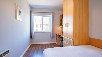 4 bedrooms, iron/ironing board, WiFi, bed sheets