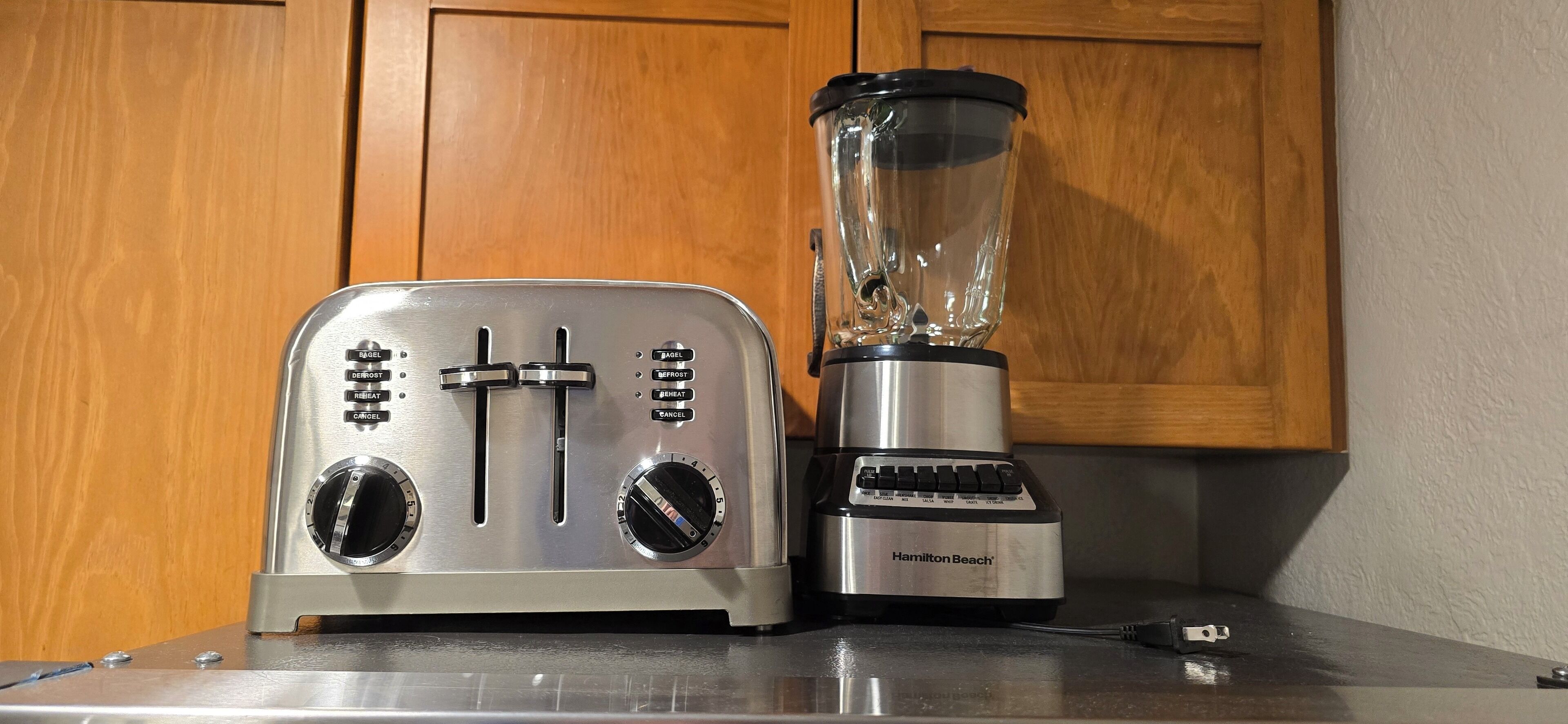 Una cocina con un tostador y una licuadora sobre la encimera.