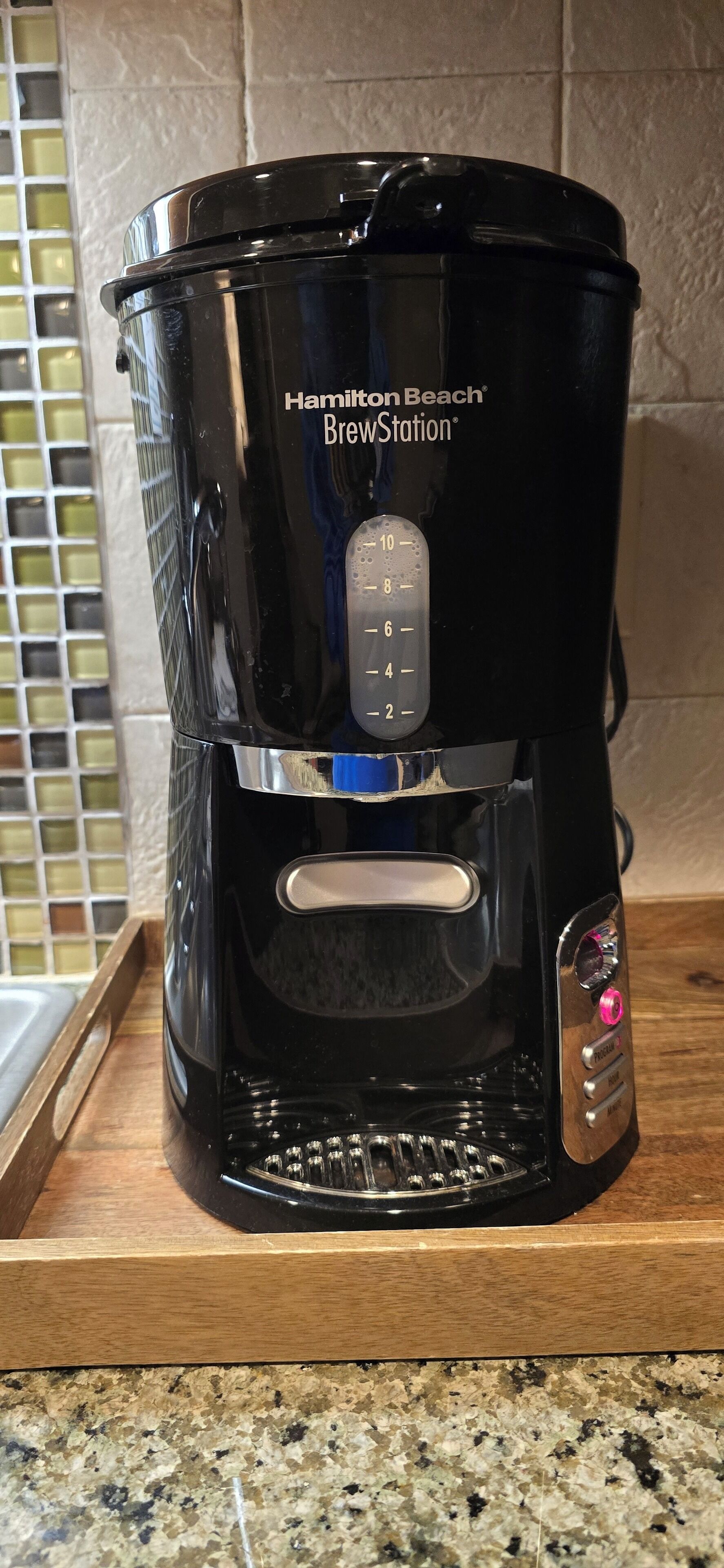 Une machine à café BrewStation de la marque Hamilton Beach, posée sur un plan de travail de cuisine.