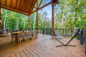 Outdoor dining - Spacious 5-bedroom house/ Game Room/Pool Table/Firepit/HotTub/Generator (Blue Ridge)
