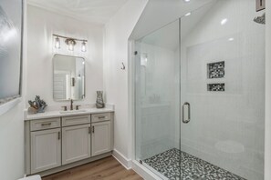 Shower, towels, soap, shampoo - Glimmer! Sleeps 26! 2 Blocks From The Beach! (Destin)
