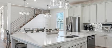 冷蔵庫、電子レンジ、オーブン、コンロ