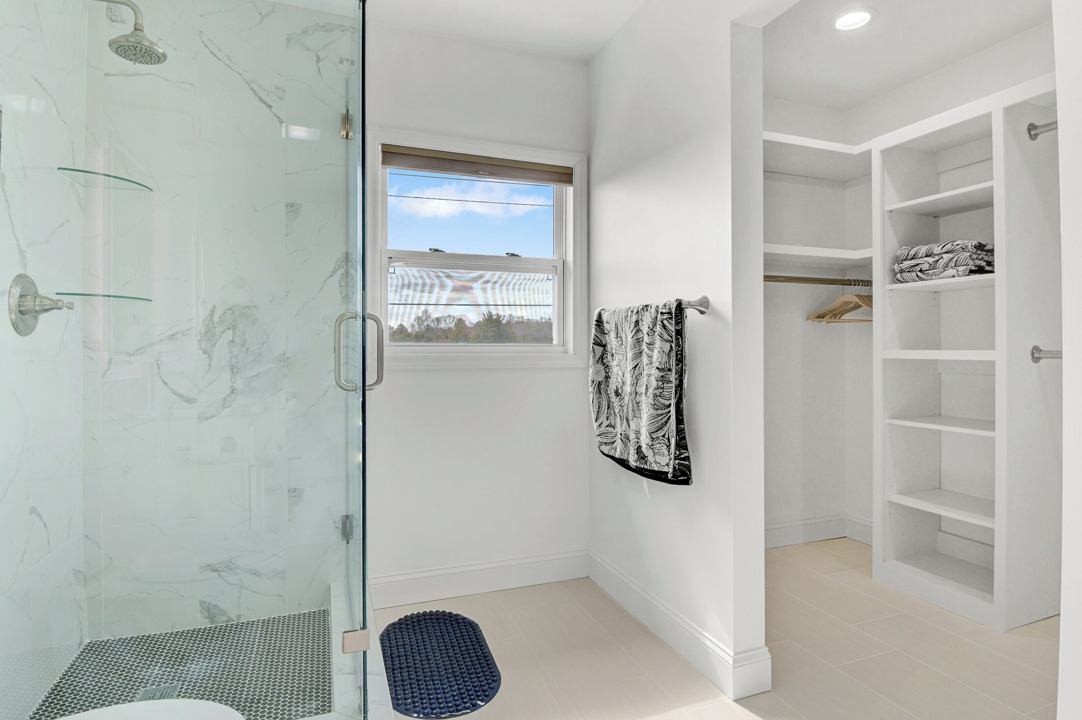 Sèche-cheveux, serviettes fournies, savon, papier toilette