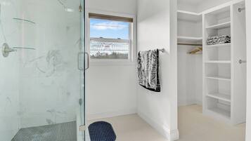 Secador de cabelo, toalhas de banho, sabonete, papel higiênico