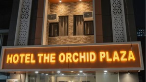 A hotel sign with the name "HOTEL THE ORCHID PLAZA". - Hotel The Orchid Plaza (Samba)