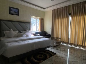 Quarto casal real, vista para a piscina