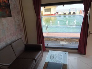 Casa de campo Royal, vistas a la piscina | Interior