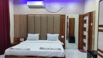 Espacio para trabajar con laptop, wifi gratis y ropa de cama