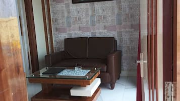 Royal Cottage, Pool View | Interior