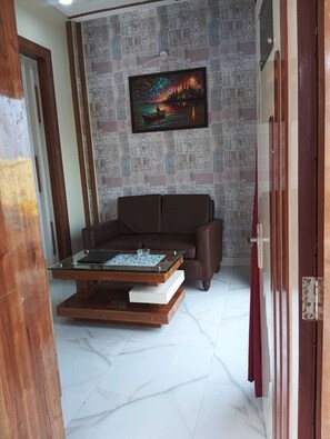 皇室平房, 泳池景 | 內部