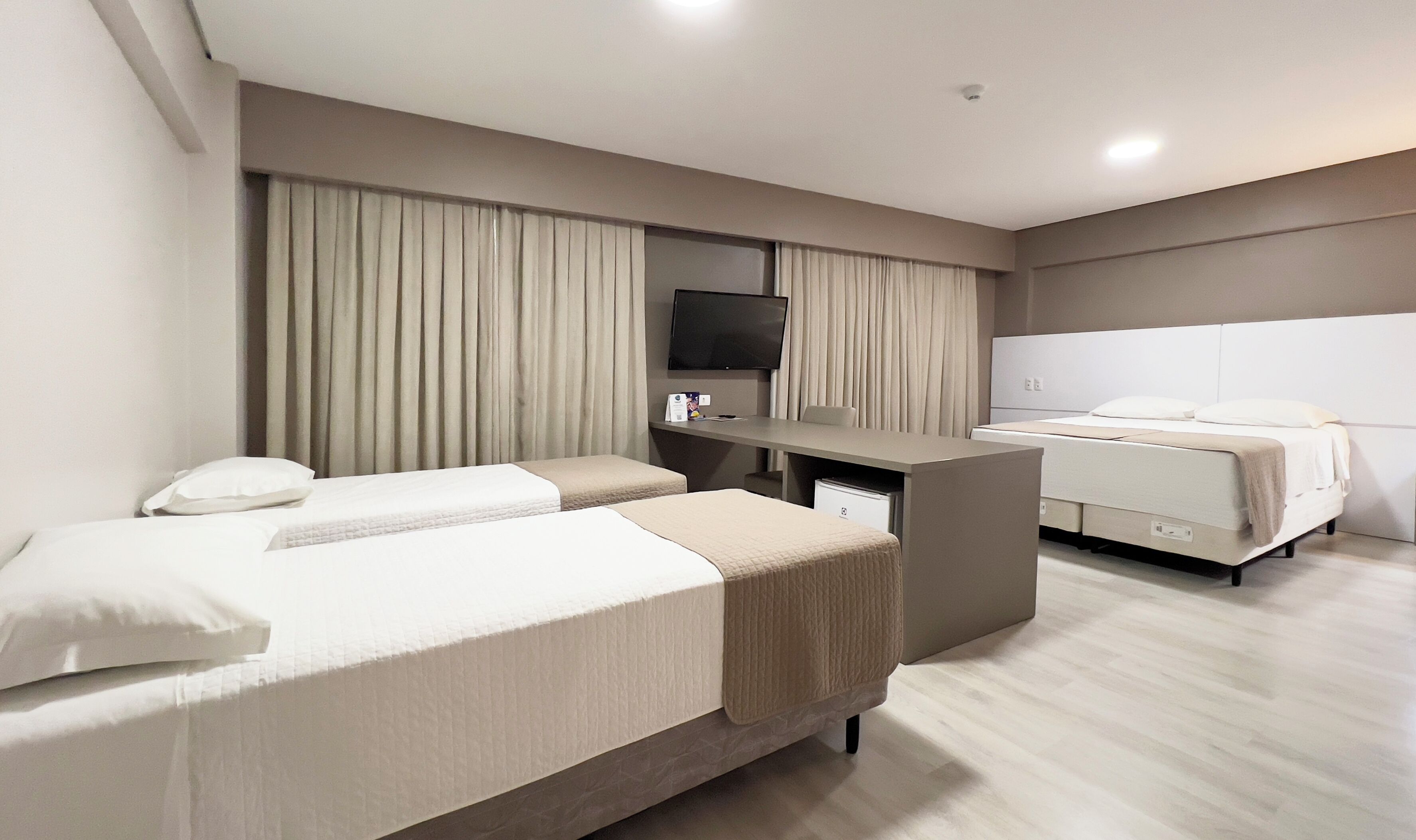 Deluxe Quadruple Room | Laptop workspace, free WiFi