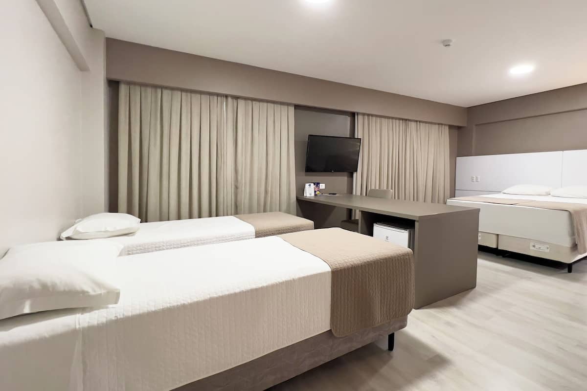 Deluxe Quadruple Room | Laptop workspace, WiFi (free)