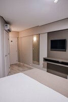 笔记本电脑工作区、免费 WiFi