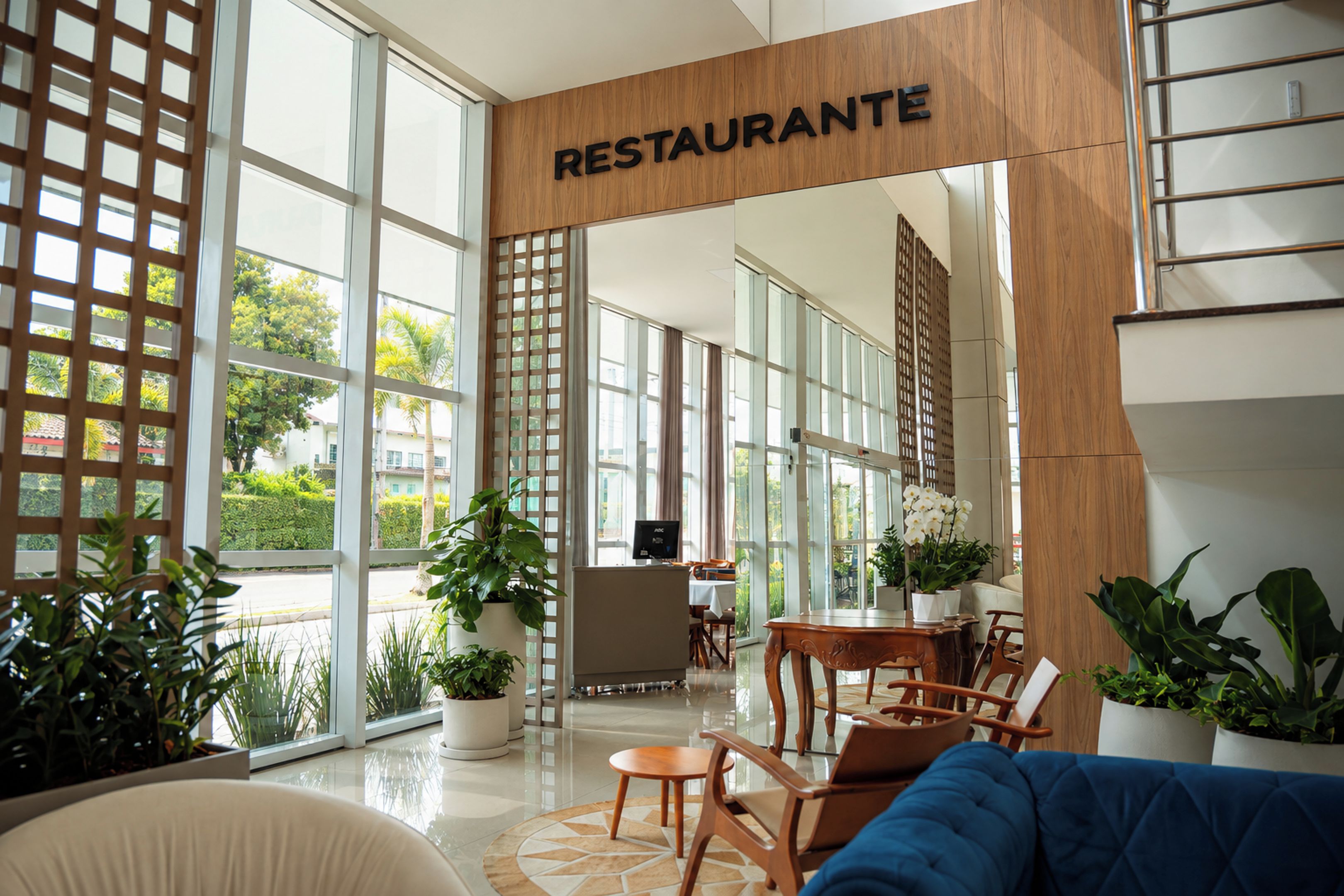 Un interno moderno con un cartello di legno che riporta la scritta 'RESTAURANTE' sopra una porta, che dà accesso a una sala da pranzo con tavoli e sedie.