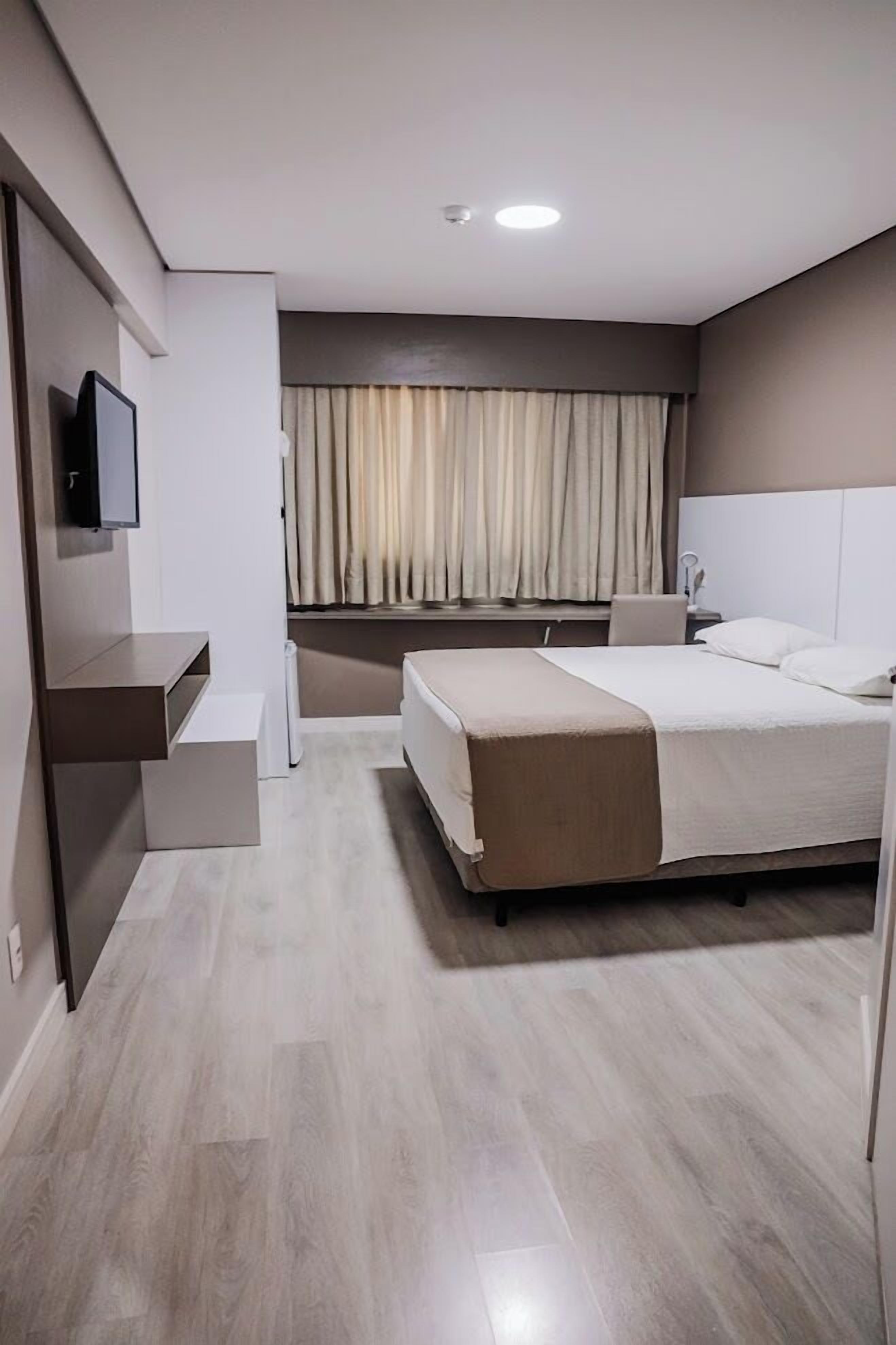 Quarto casal luxo de uso individual | Espaço de trabalho para notebook, Wi-Fi de cortesia
